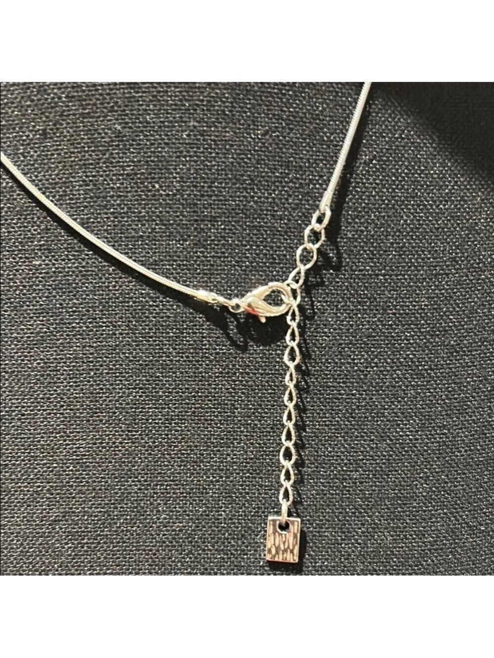 Elegant Silver tone Pendant Necklace - Picture 3 of 3
